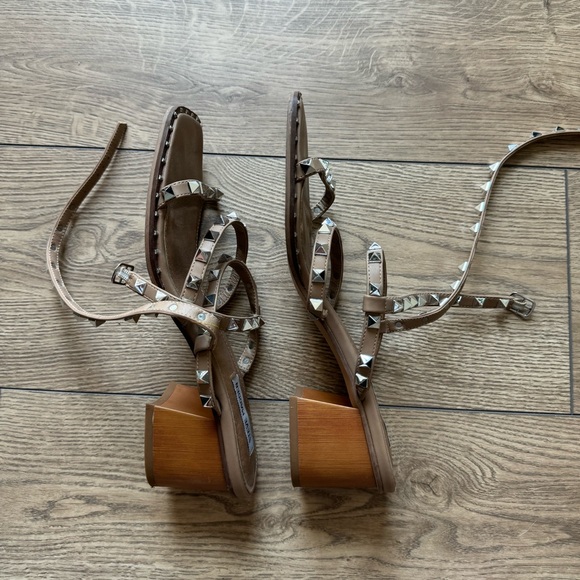 Steve Madden, size 10 studded block heel with straps - Picture 3 of 5